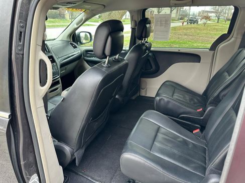 Used 2016 Chrysler Town & Country Touring w/ Driver Convenience Group image 23