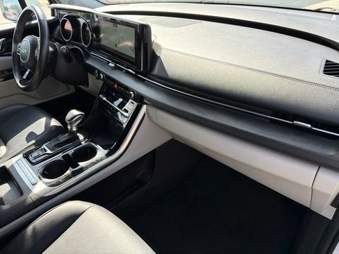 Used 2024 Kia Carnival EX FWD image 17