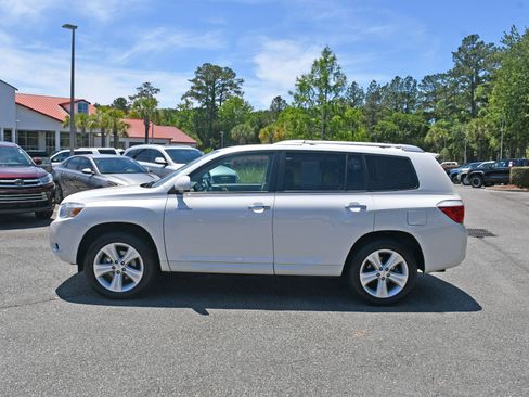 Used 2010 Toyota Highlander Limited AWD/4WD image 2
