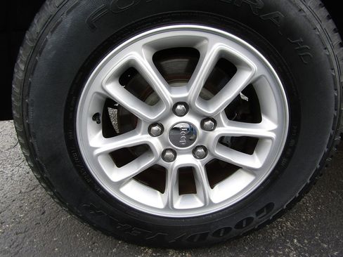 Used 2018 Jeep Grand Cherokee Laredo image 33