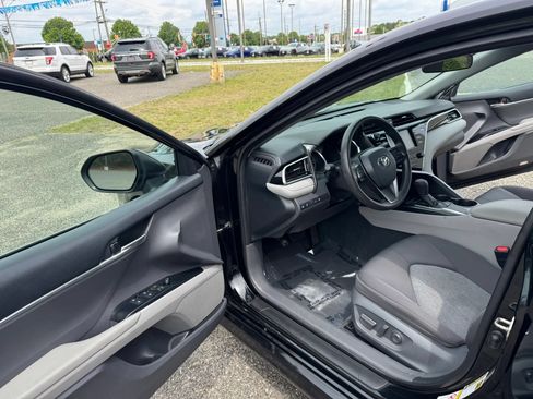 Used 2018 Toyota Camry LE FWD image 10
