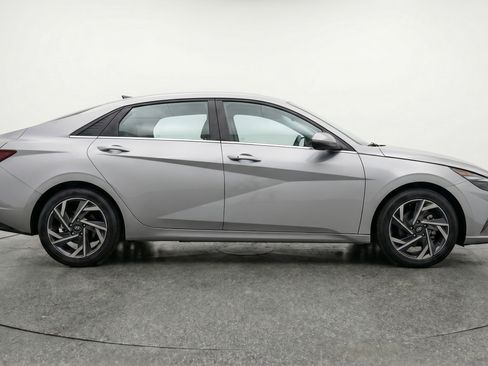 Used 2025 Hyundai Elantra SEL FWD image 11