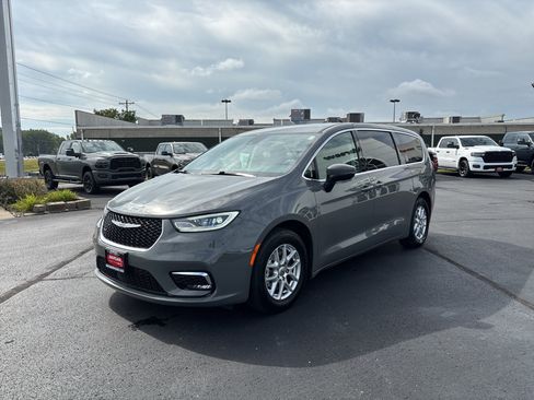 Used 2023 Chrysler Pacifica Touring-L FWD image 1