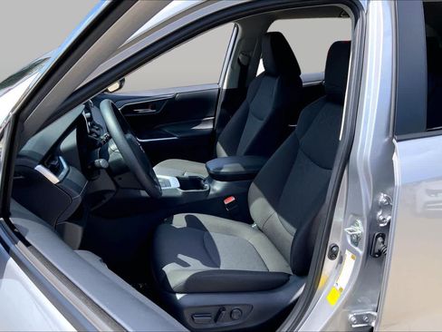 Used 2025 Toyota RAV4 XLE AWD/4WD image 8