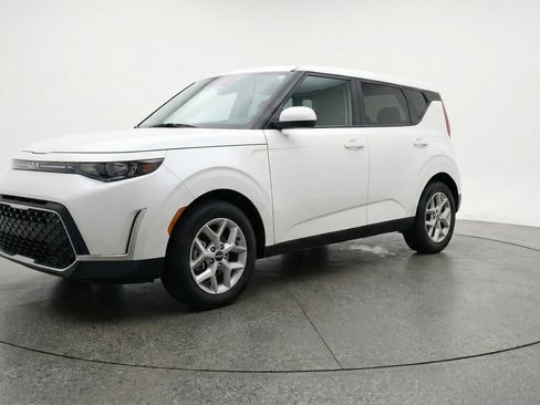 Used 2025 Kia Soul FWD image 3