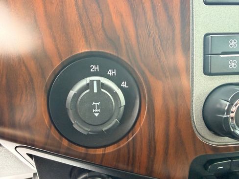 Used 2012 Ford F250 Lariat w/ Lariat Interior Pkg image 11