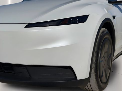 Used 2026 Tesla Model Y AWD image 9