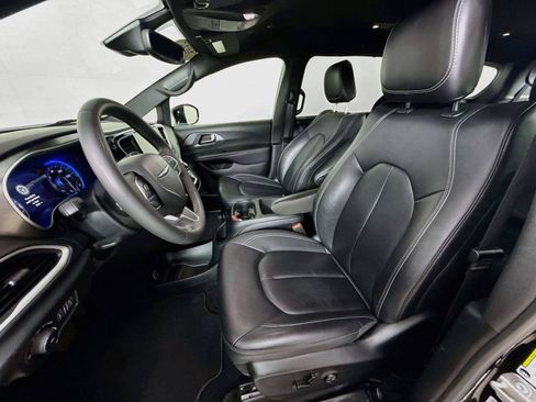 Used 2025 Chrysler Pacifica Select FWD image 5