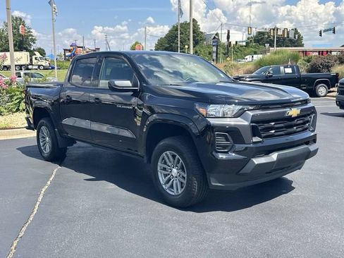 Used 2024 Chevrolet Colorado LT RWD image 2