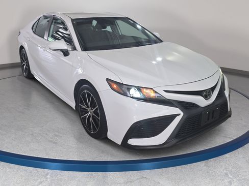 Used 2022 Toyota Camry SE FWD image 4