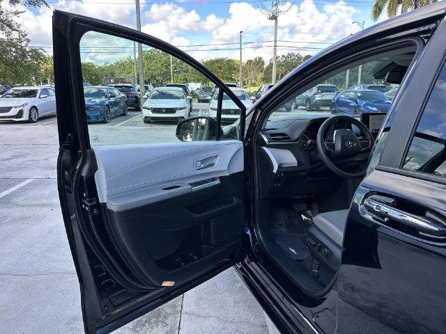 Used 2026 Toyota Sienna XLE FWD image 22