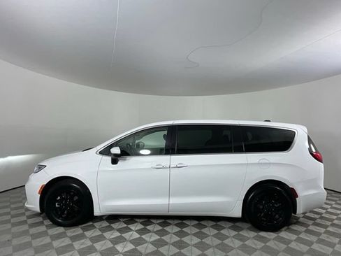 Used 2023 Chrysler Pacifica Touring-L FWD image 8