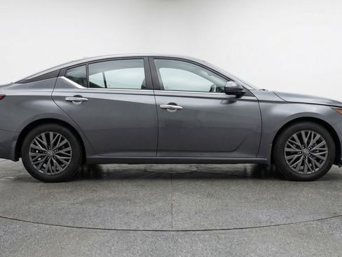 Used 2025 Nissan Altima 2.5 SV image 11