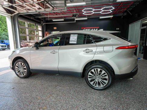 Used 2023 Toyota Venza Limited AWD/4WD image 2