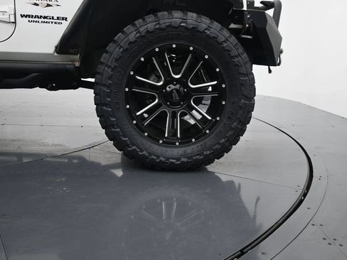 Used 2017 Jeep Wrangler Unlimited Sahara w/ Max Tow Package AWD/4WD image 11