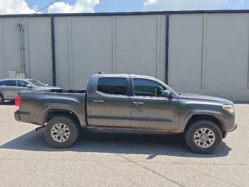 Used 2017 Toyota Tacoma SR RWD image 2