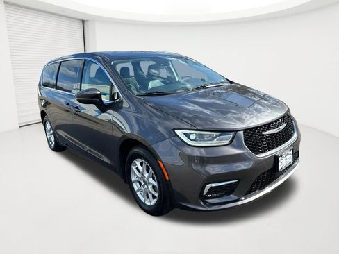 Used 2023 Chrysler Pacifica Touring-L FWD image 3