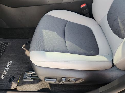 Used 2020 Toyota RAV4 XLE image 18