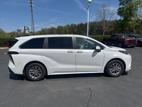 Used 2025 Toyota Sienna XLE image 7