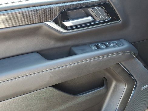 Used 2025 GMC Yukon Elevation image 12