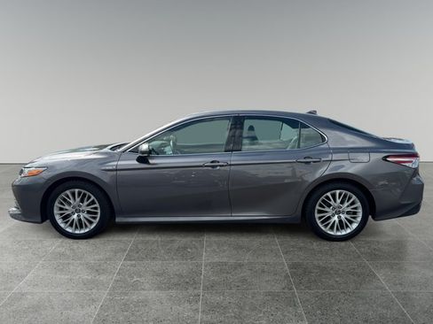 Used 2019 Toyota Camry XLE FWD image 3