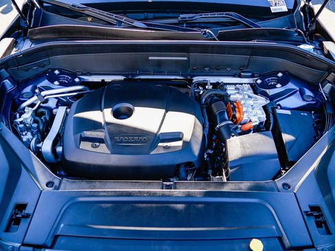 Used 2024 Volvo XC90 T8 Plus w/ Protection Package Premier image 31