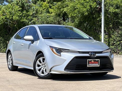 Used 2025 Toyota Corolla LE FWD image 2