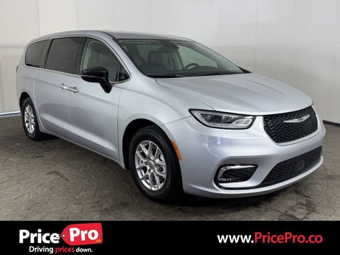 Used 2024 Chrysler Pacifica Touring-L FWD image 1