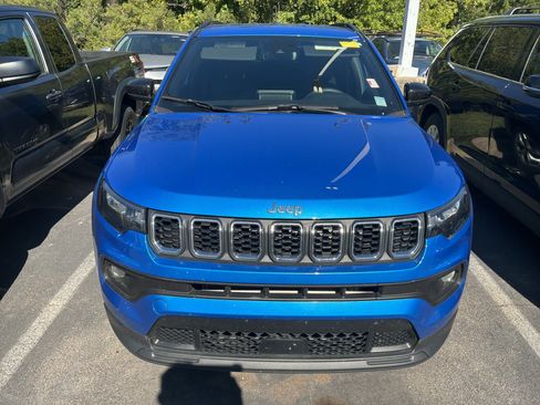 Used 2025 Jeep Compass Latitude AWD/4WD image 2