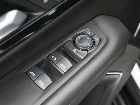 Used 2025 Chevrolet Suburban LT image 18