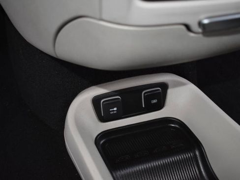 Used 2020 Chrysler Voyager Lxi image 33