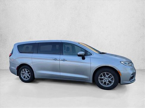 Used 2023 Chrysler Pacifica Touring-L FWD image 4