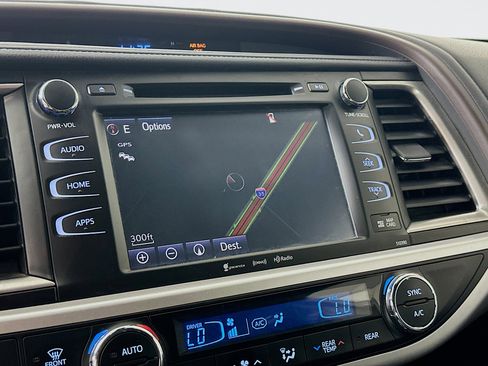 Used 2019 Toyota Highlander XLE image 22