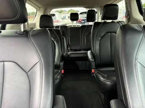 Used 2024 Chrysler Pacifica Touring-L FWD image 19