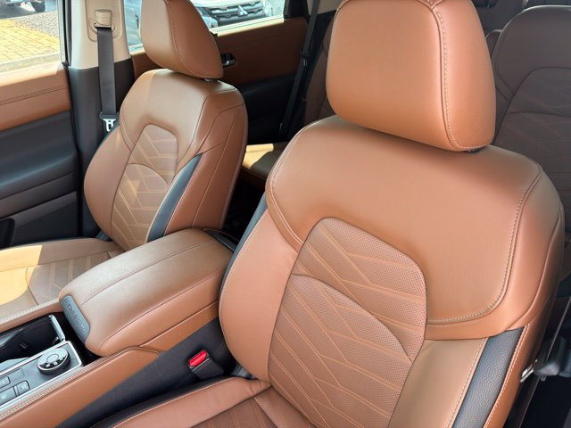 Used 2025 Nissan Pathfinder Platinum AWD/4WD image 15