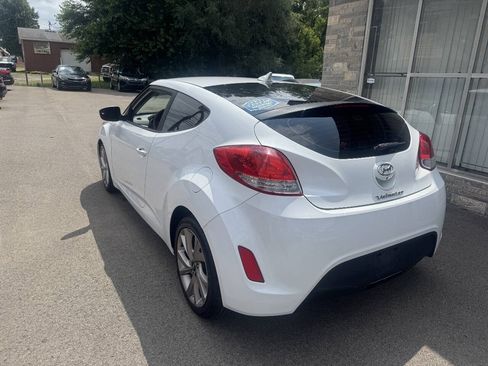 Used 2017 Hyundai Veloster FWD image 3
