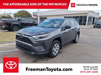 Used 2023 Toyota RAV4 LE video 1
