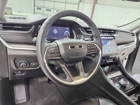 Used 2023 Jeep Grand Cherokee Limited AWD/4WD image 18