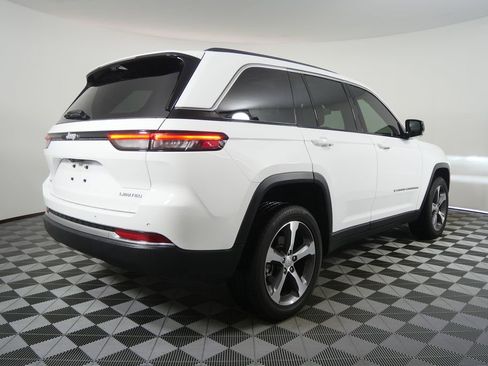 Used 2024 Jeep Grand Cherokee Limited w/ Luxury Tech Group II AWD/4WD image 3