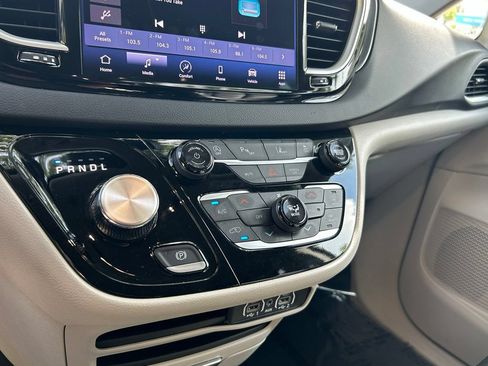 Certified 2024 Chrysler Pacifica Touring-L FWD image 22