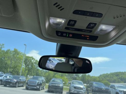 Used 2018 Buick Enclave Premium w/ Experience Buick Package FWD image 17