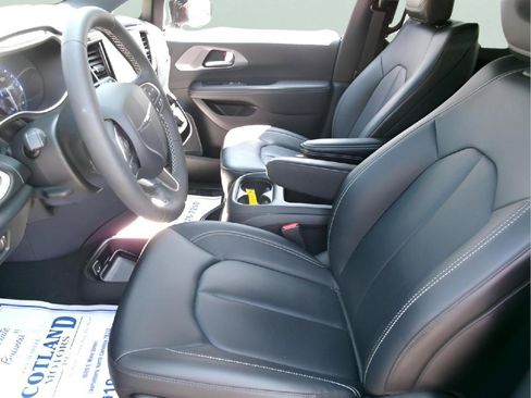 Used 2025 Chrysler Pacifica Select FWD image 14