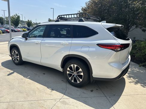Used 2023 Toyota Highlander XLE AWD/4WD image 7