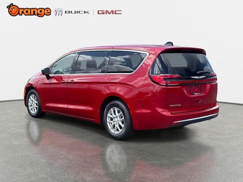 Used 2025 Chrysler Pacifica Select FWD image 5