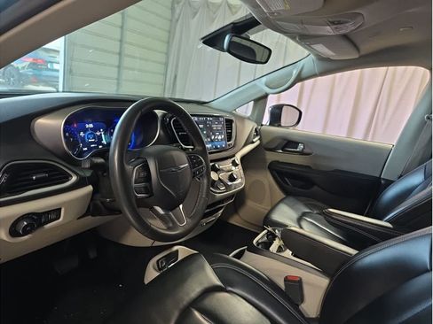 Used 2023 Chrysler Pacifica Touring-L image 18