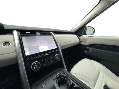 Used 2025 Land Rover Discovery S AWD/4WD image 46