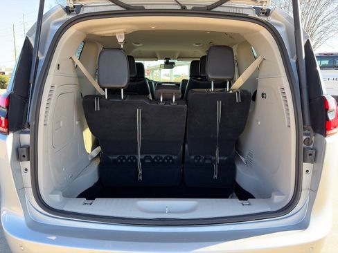 Used 2023 Chrysler Pacifica Touring-L image 8