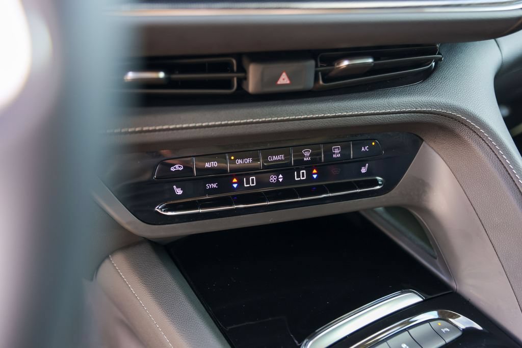 Used 2023 Buick Envision Essence w/ Sport Touring Package AWD/4WD image 18