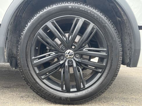 Used 2022 Volkswagen Tiguan SE R-Line image 35