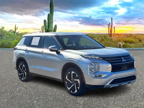 Used 2024 Mitsubishi Outlander SE image 9